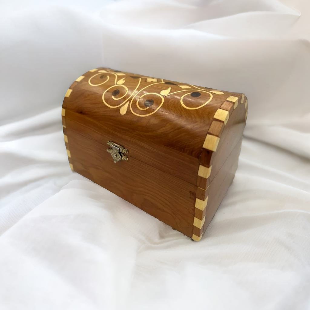 Jewelry box in the shape of a treasure chest