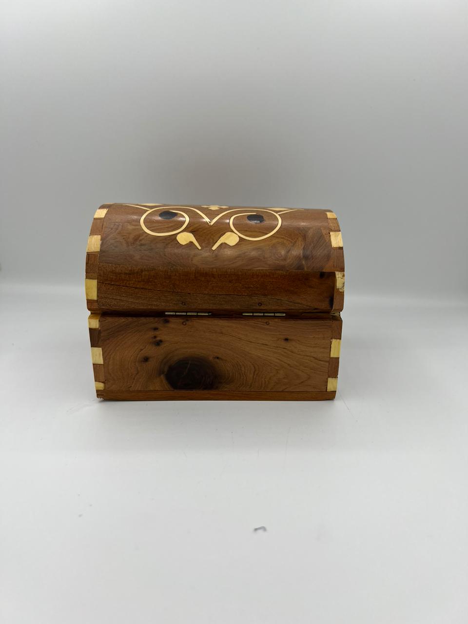 Jewelry box in the shape of a treasure chest