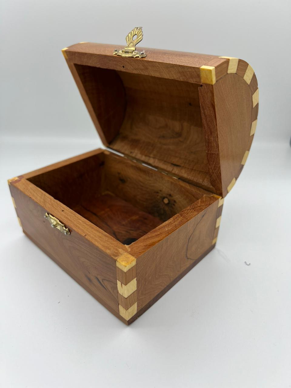 Jewelry box in the shape of a treasure chest