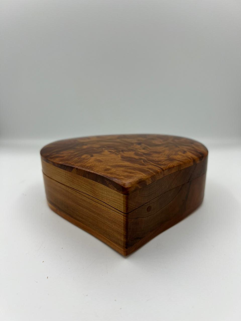 Thuya Wood Heart-Shaped Gift Box: Moroccan Tradition