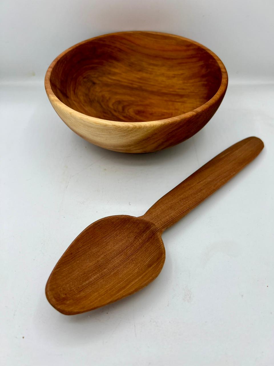 Handcrafted thuya wood bowl: Natural elegance