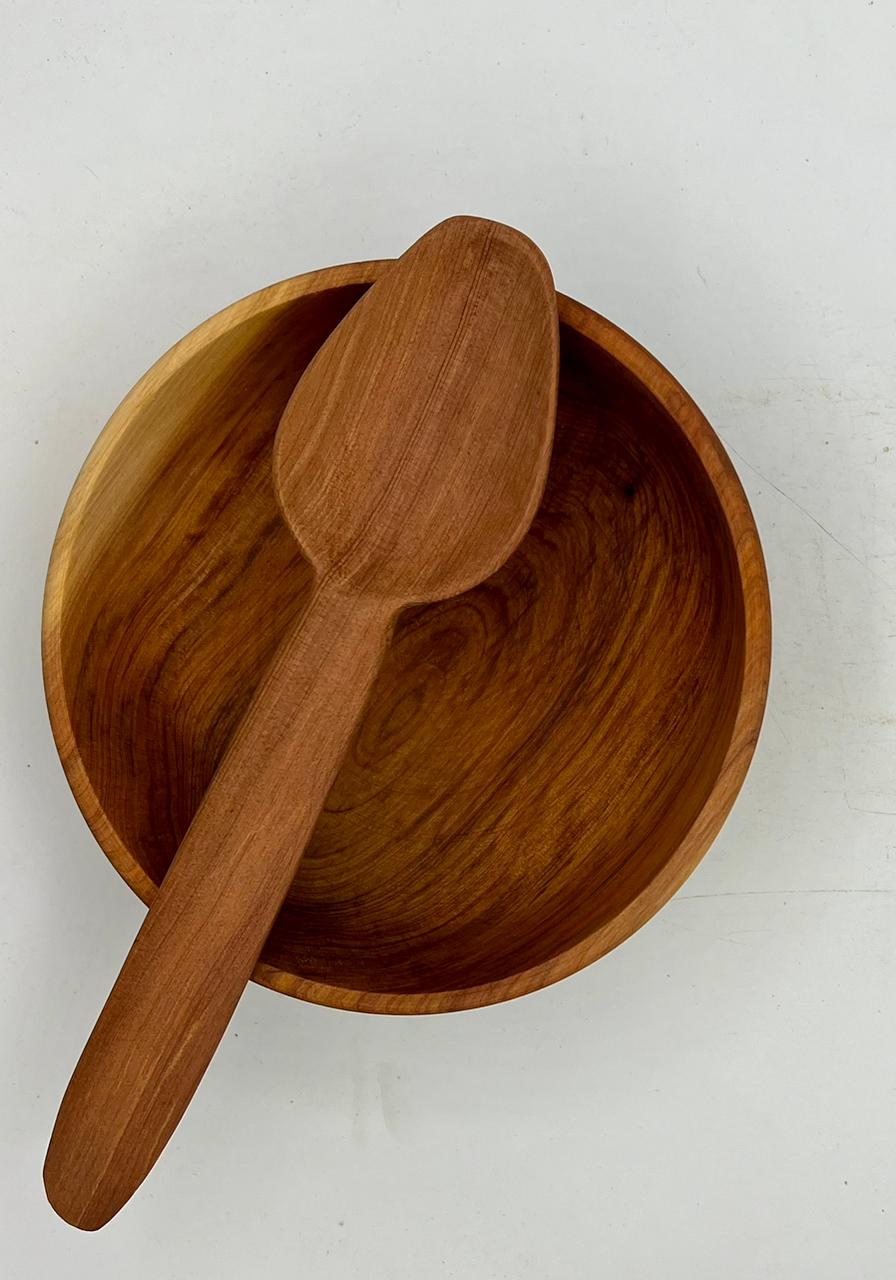 Handcrafted thuya wood bowl: Natural elegance