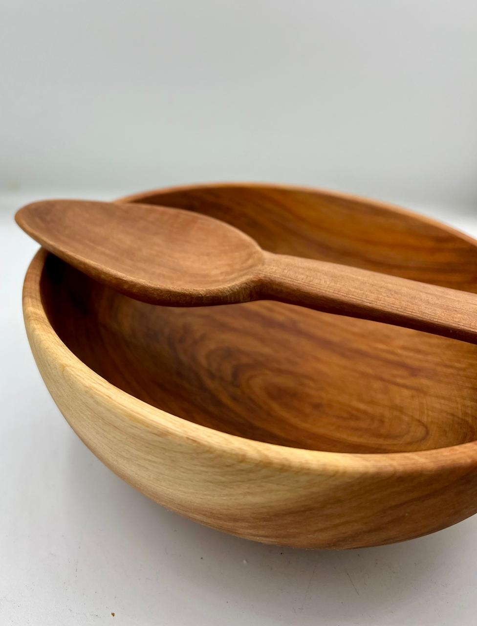 Handcrafted thuya wood bowl: Natural elegance