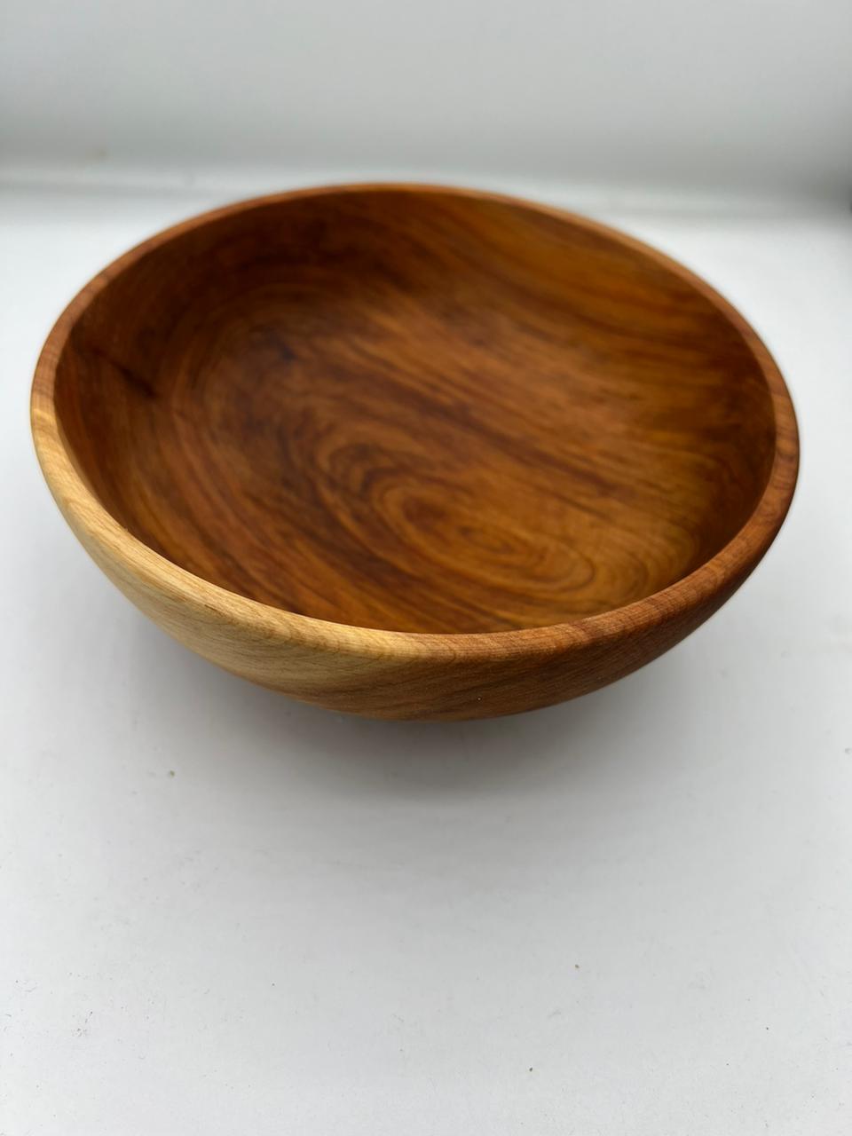 Handcrafted thuya wood bowl: Natural elegance